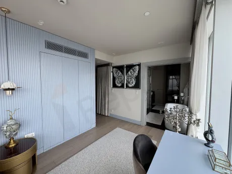 Modern dekore edilmiş, şık vitrifiye ve banyo mobilyaları ile donatılmış banyo görseli.