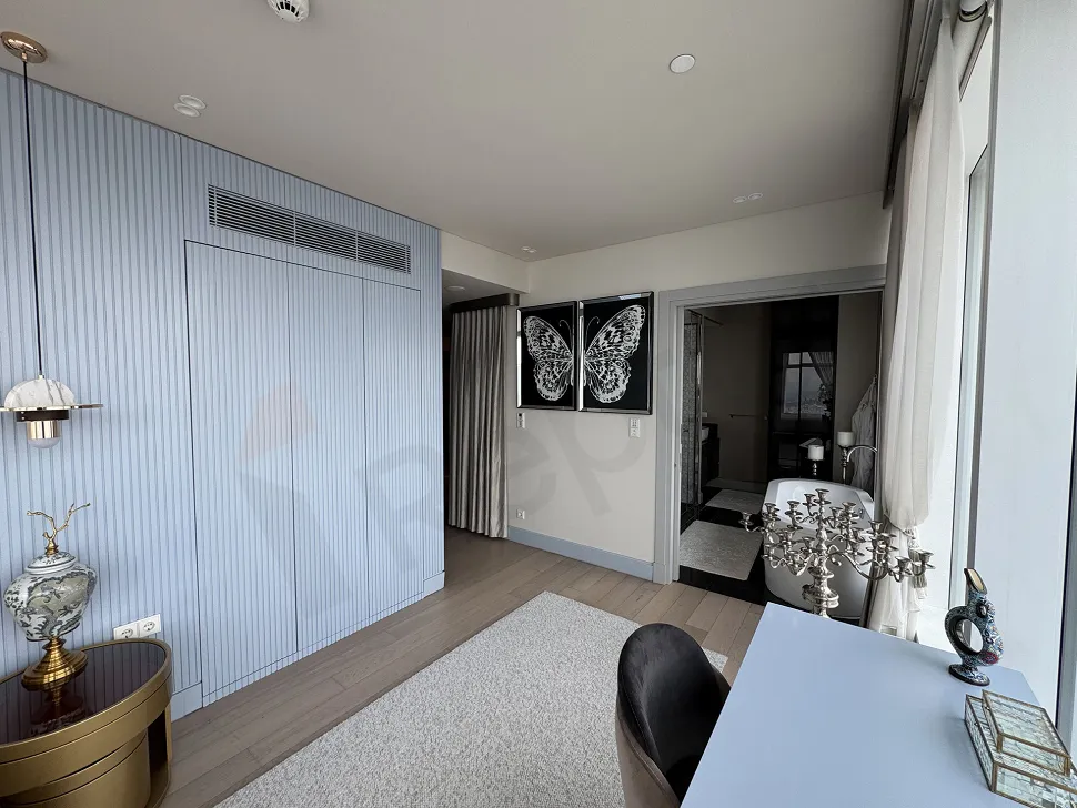 Modern dekore edilmiş, şık vitrifiye ve banyo mobilyaları ile donatılmış banyo görseli.