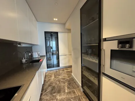 Şişli'deki lüks 2+1 dairenin modern ve şık mobilyalarla donatılmış mutfak tasarımı.