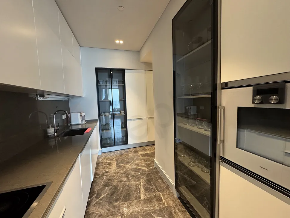 Şişli'deki lüks 2+1 dairenin modern ve şık mobilyalarla donatılmış mutfak tasarımı.