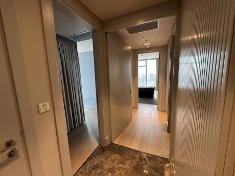 Modern bir dairenin içindeki şık ve estetik iç merdiven tasarımı.
