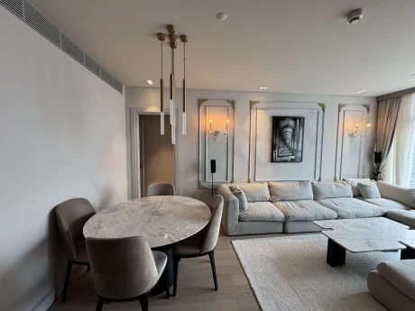 Modern mobilyalarla dekore edilmiş, geniş pencereli ve aydınlık bir oturma odası görseli.