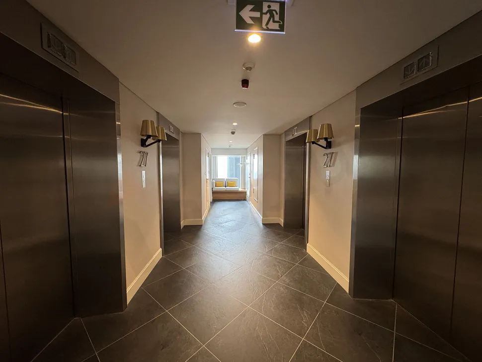 Modern mobilyalı, geniş ve aydınlık bir daire koridoru.