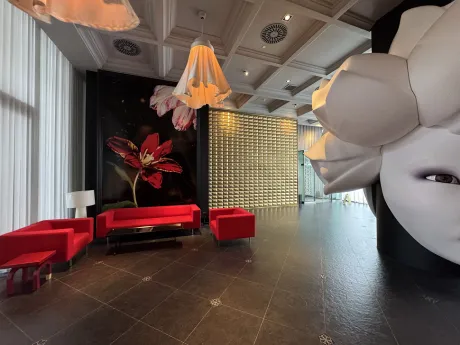 Şişli'deki lüks bir binanın modern ve şık tasarımlı lobi alanı.