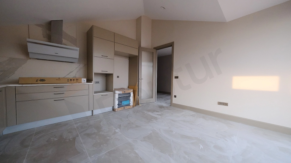 Modern tasarımlı, aydınlık ve geniş mutfak.