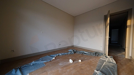 Aydınlık ve geniş yatak odası görseli.