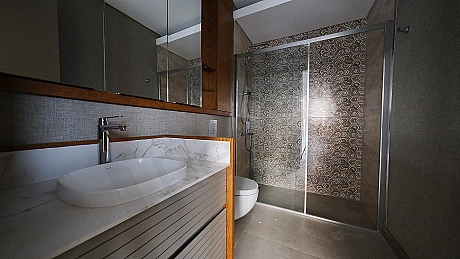 Modern tasarımlı banyo iç mekan görüntüsü.