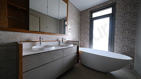 Aydınlık ve modern tasarımlı banyo