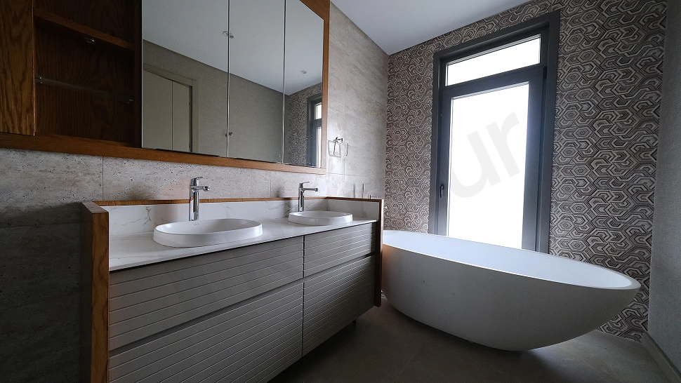 Aydınlık ve modern tasarımlı banyo