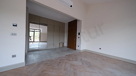 Dubleks daire giriş kapısı detayı.
