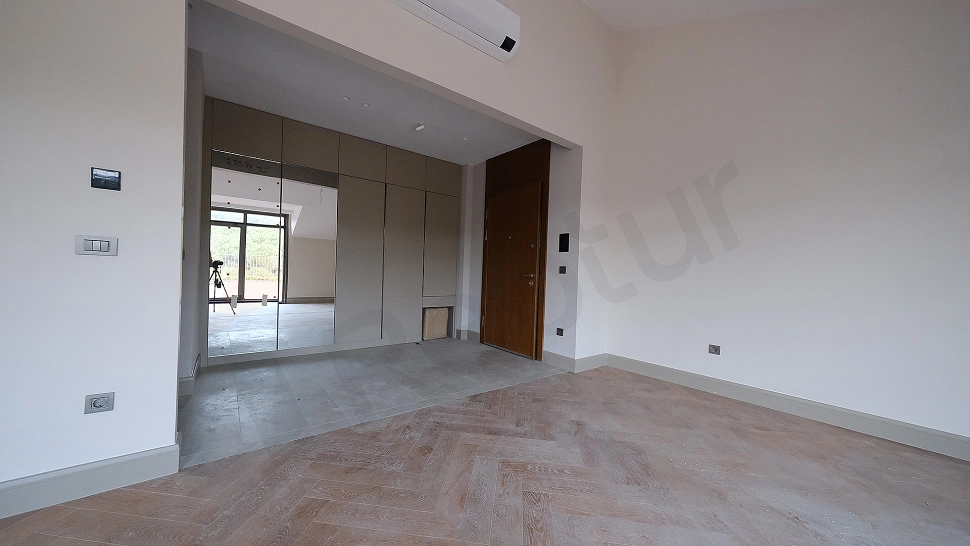 Dubleks daire giriş kapısı detayı.