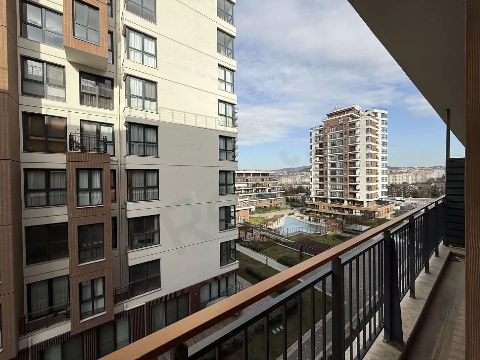 Geniş ve modern bir dairenin ferah balkon görünümü.
