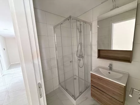 Modern tasarımlı, geniş ve şık banyo alanı.
