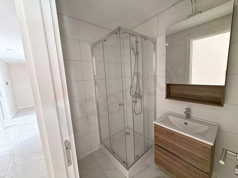 Modern tasarımlı, geniş ve şık banyo alanı.