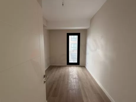 İstanbul Çekmeköy'de modern bir dairenin geniş ve gün ışığı alan yatak odası.