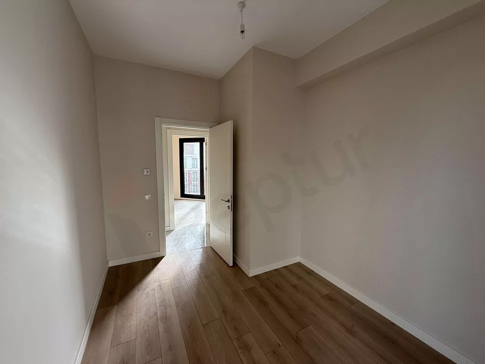 İstanbul Çekmeköy'de yer alan modern 3+1 dairenin geniş ve aydınlık yatak odası görseli.