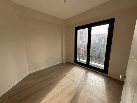 Modern ve aydınlık bir yatak odasının genel görünümü.
