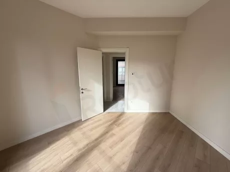 İstanbul Çekmeköy'deki modern satılık dairenin geniş ve aydınlık yatak odası alanı.