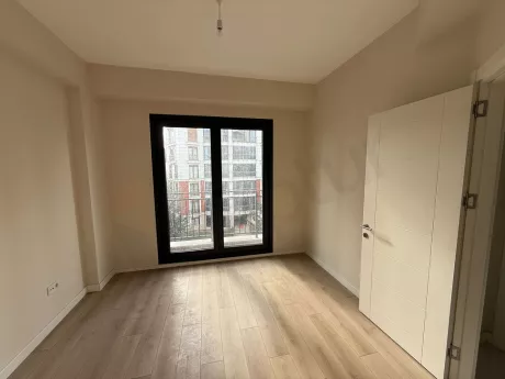 Geniş pencereli, modern ve aydınlık yatak odası görseli