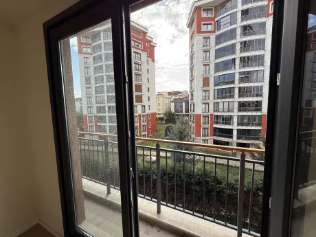 Çekmeköy'deki modern konut projesinin geniş ve peyzajlı bahçe alanı