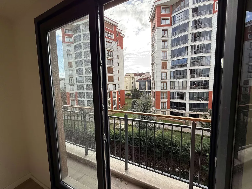 Çekmeköy'deki modern konut projesinin geniş ve peyzajlı bahçe alanı