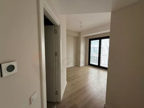 Geniş ve aydınlık modern yatak odası iç mekanı.