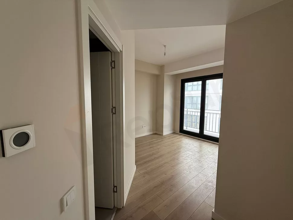 Geniş ve aydınlık modern yatak odası iç mekanı.
