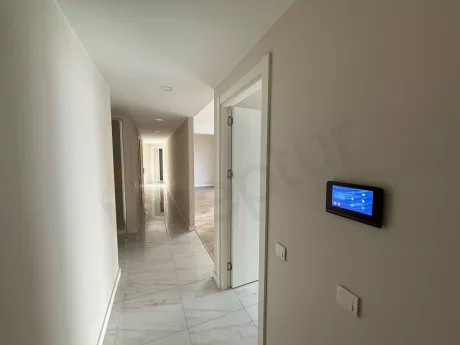 Modern ve geniş bir dairenin iç mekan koridor görünümü