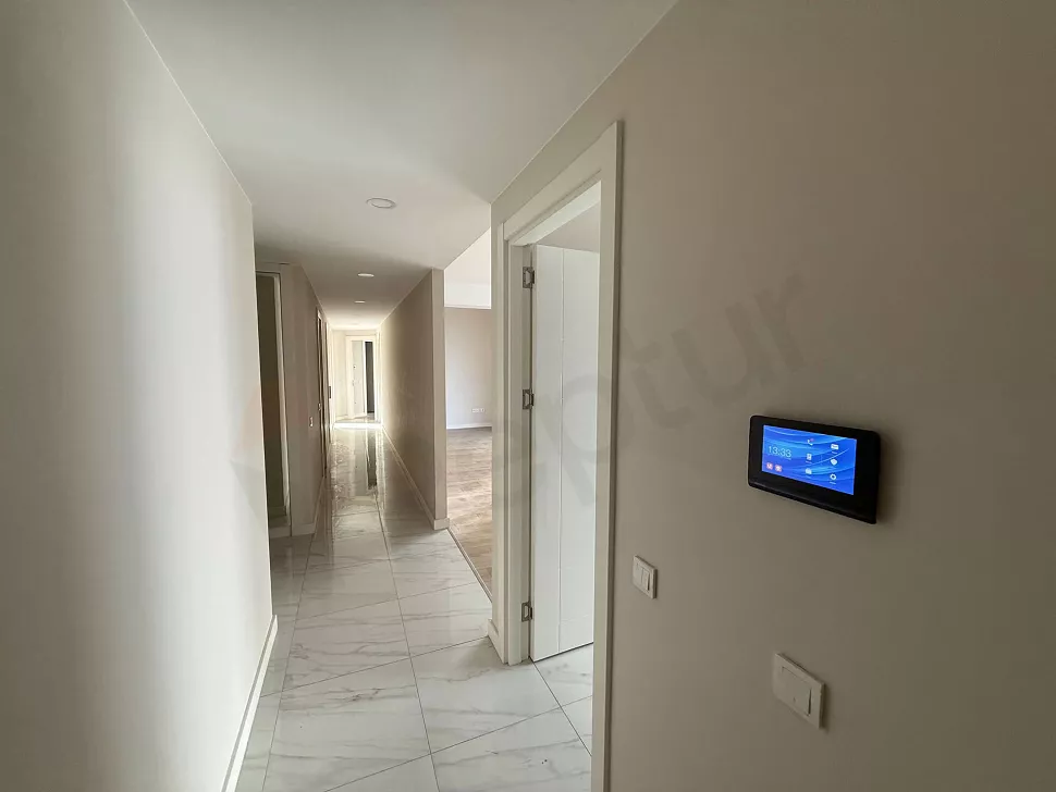 Modern ve geniş bir dairenin iç mekan koridor görünümü
