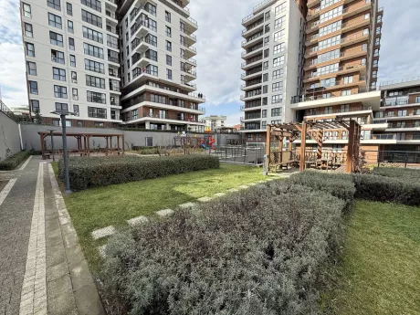 İstanbul Çekmeköy'deki lüks daire projesinin modern peyzajlı ve geniş yeşil bahçe alanı.