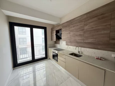 Modern tasarımlı, geniş ve aydınlık bir mutfak alanı.