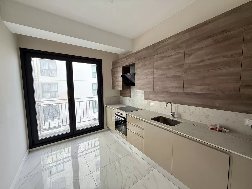 Modern tasarımlı, geniş ve aydınlık bir mutfak alanı.