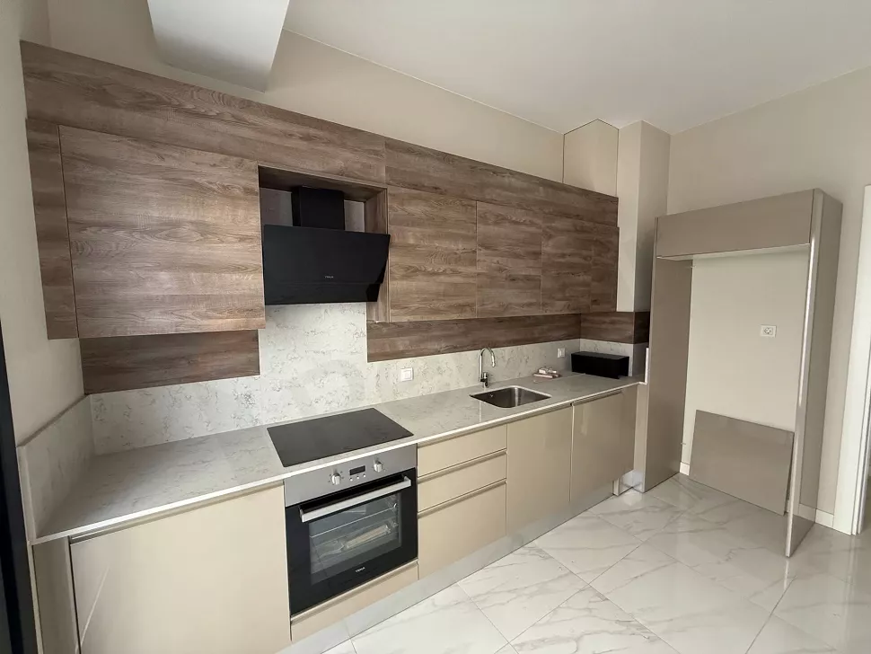 Modern ve geniş bir 3+1 dairenin aydınlık mutfak alanı.