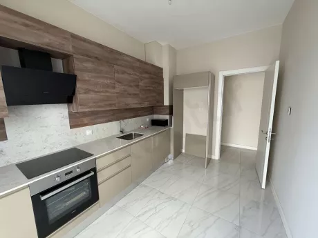 Modern tasarımlı, geniş ve aydınlık mutfak alanı.