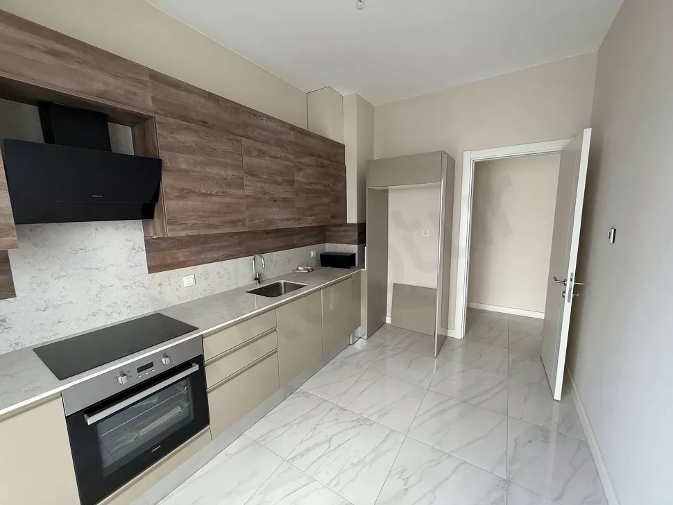 Modern tasarımlı, geniş ve aydınlık mutfak alanı.