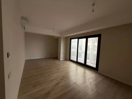 Geniş pencereli, aydınlık ve modern bir oturma odası iç mekanı.