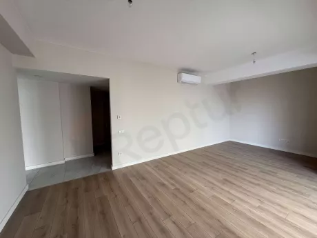 İstanbul Çekmeköy'de yer alan satılık dairenin geniş ve aydınlık oturma odası alanı.