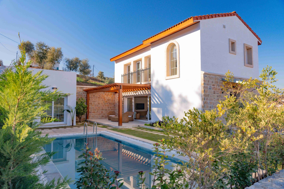 Havaalanına yakın gelişen bir bölgede özel büyük ölçekli villa projesi