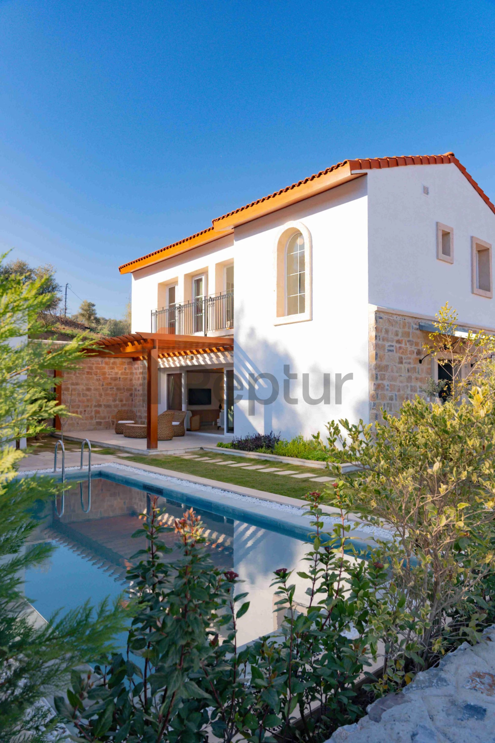 Havaalanına yakın gelişen bir bölgede özel büyük ölçekli villa projesi