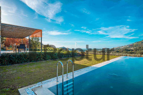 Gümüşlük'te satılık Ege Denizi ve dağ manzaralı 14 lüks villa