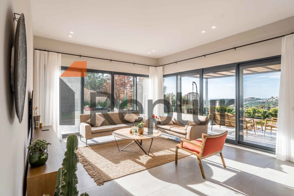 Gümüşlük'te satılık Ege Denizi ve dağ manzaralı 14 lüks villa