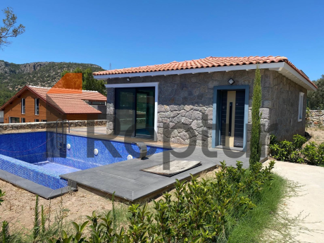 Bodrum'da doğal taştan yapılmış modern bir iç mekana sahip kır evi
