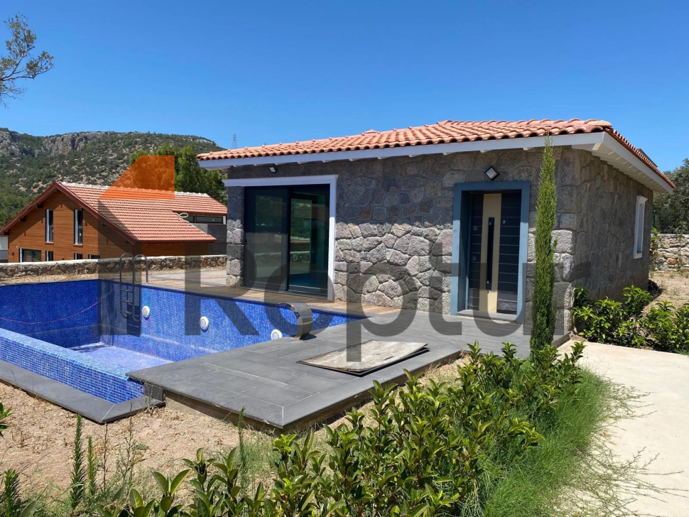 Bodrum'da doğal taştan yapılmış modern bir iç mekana sahip kır evi