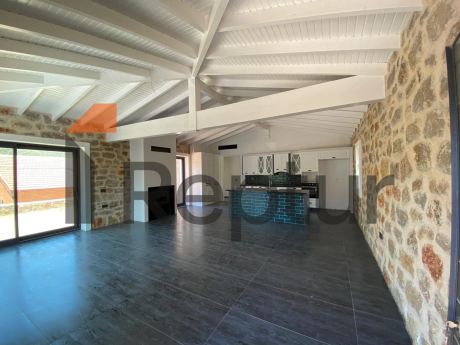 Bodrum'da doğal taştan yapılmış modern bir iç mekana sahip kır evi