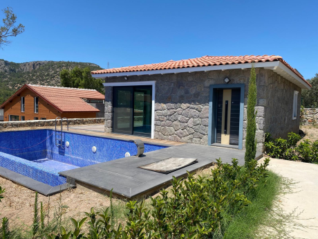 Bodrum'da doğal taştan yapılmış modern bir iç mekana sahip kır evi