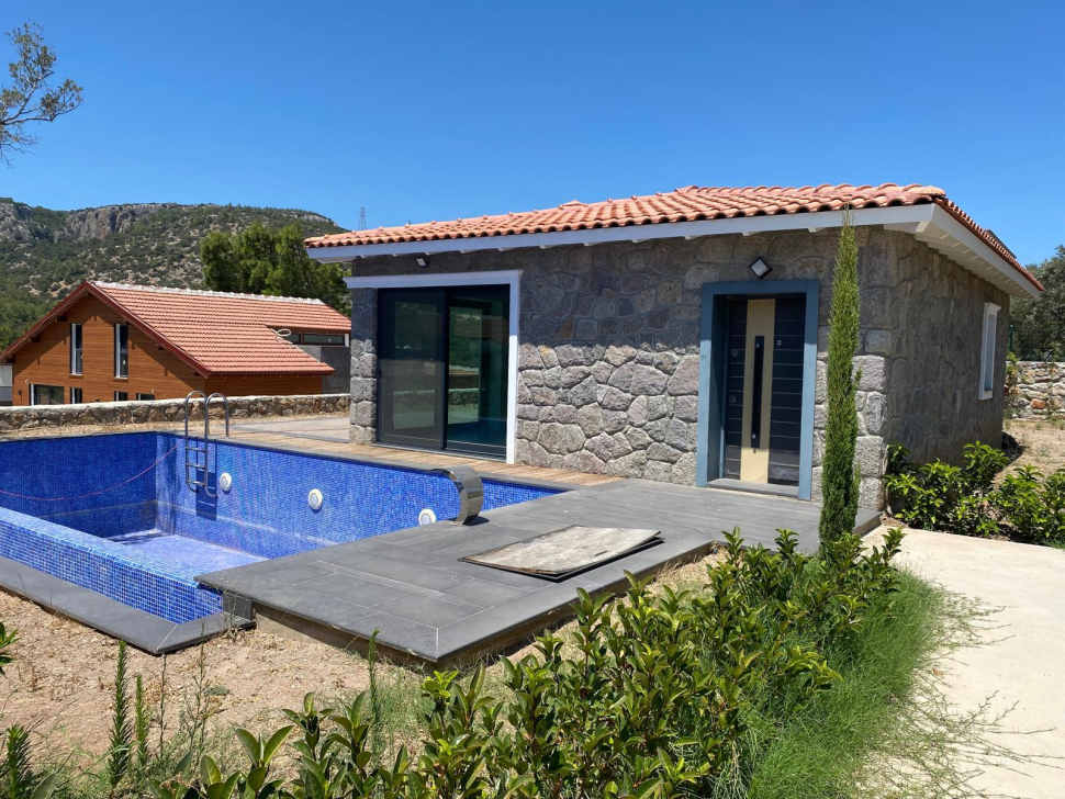 Bodrum'da doğal taştan yapılmış modern bir iç mekana sahip kır evi