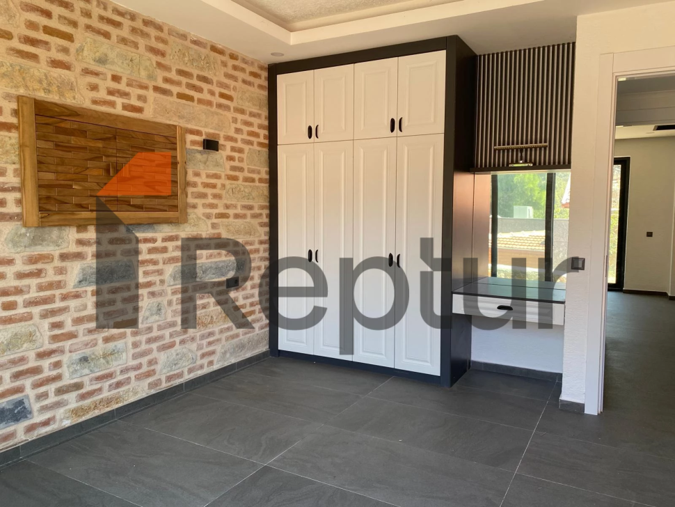 Bodrum'da doğal taştan yapılmış modern bir iç mekana sahip kır evi