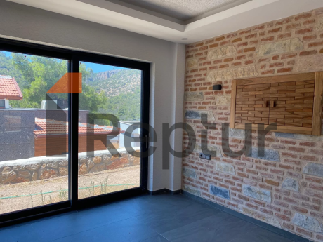 Bodrum'da doğal taştan yapılmış modern bir iç mekana sahip kır evi