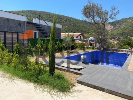 Bodrum'da doğal taştan yapılmış modern bir iç mekana sahip kır evi