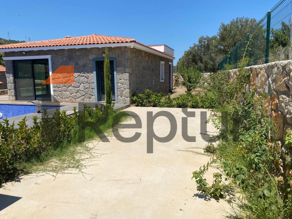 Bodrum'da doğal taştan yapılmış modern bir iç mekana sahip kır evi